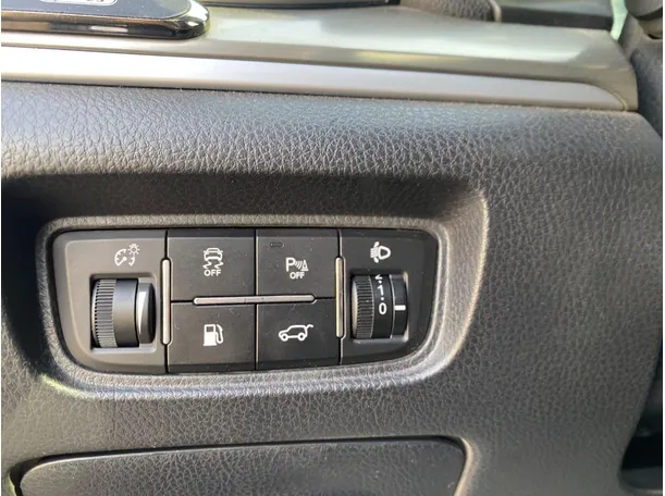 Car image 25