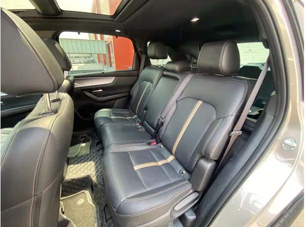 Car image 13