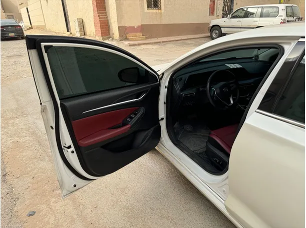 Car image 10