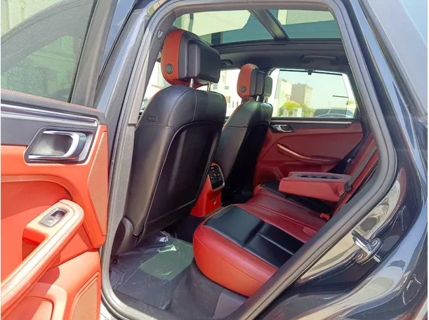 Car image 18