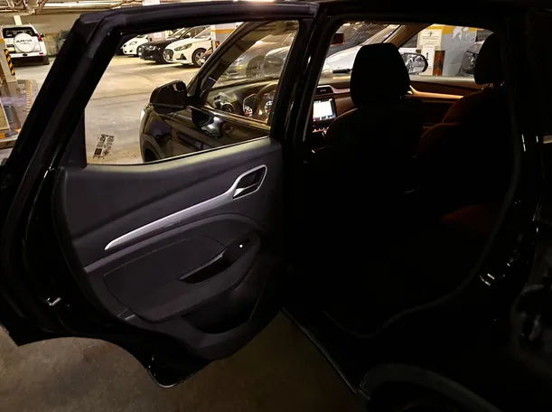 Car image 13