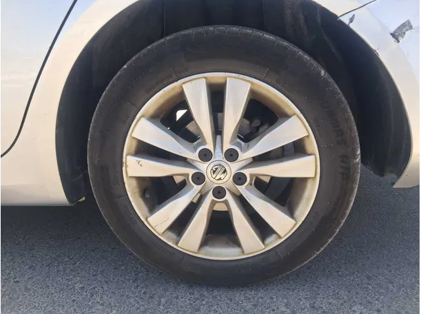 Car image 9