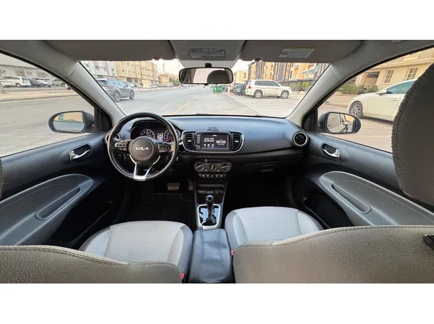 Car image 14