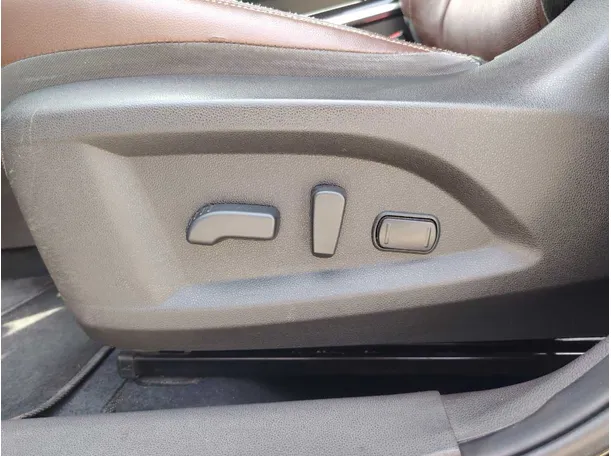 Car image 25