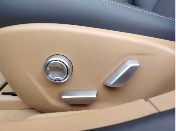 Car image 32
