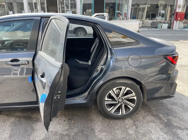 Car image 15