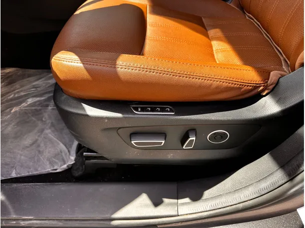 Car image 26