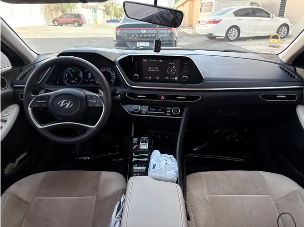 Car image 18