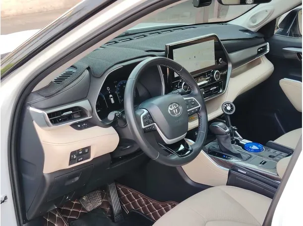 Car image 12