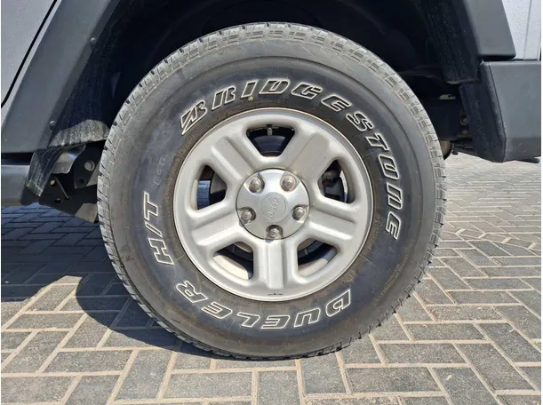 Car image 9