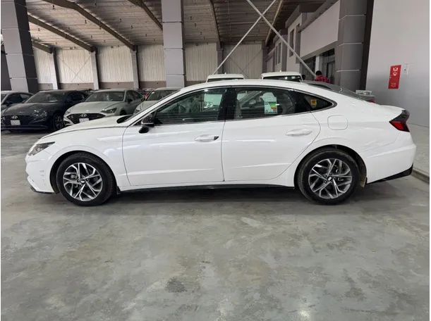 Car image 8