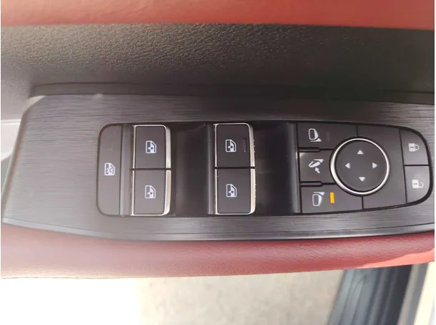 Car image 30