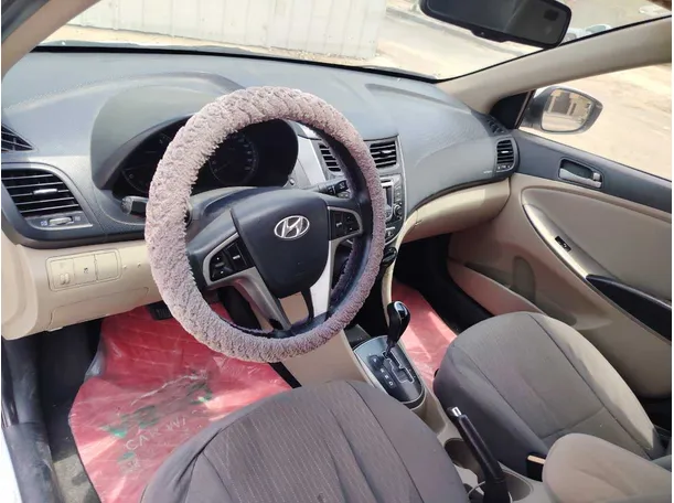 Car image 12