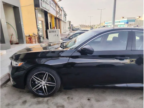Car image 9