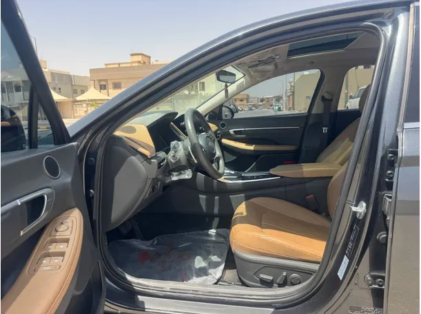 Car image 11