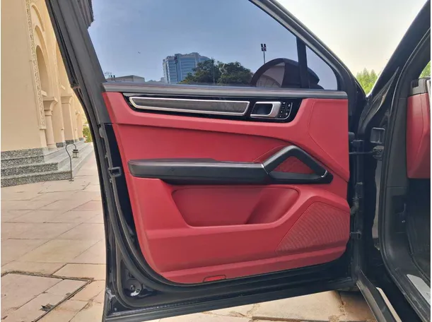 Car image 10