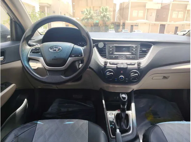 Car image 19