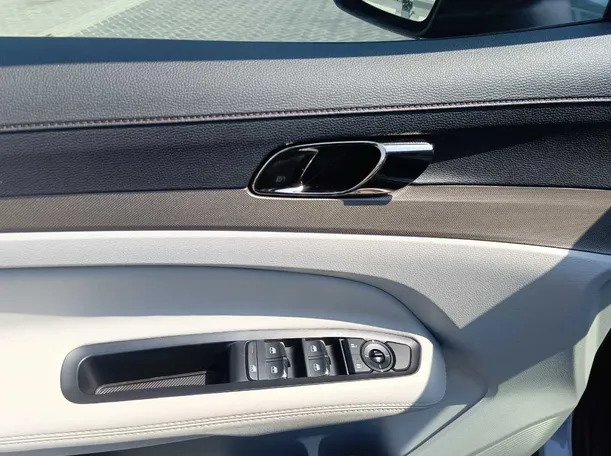 Car image 32