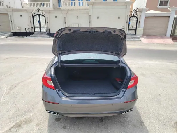 Car image 19