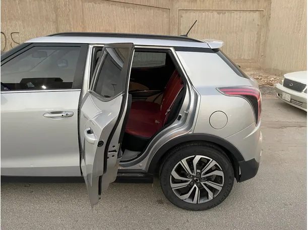 Car image 15