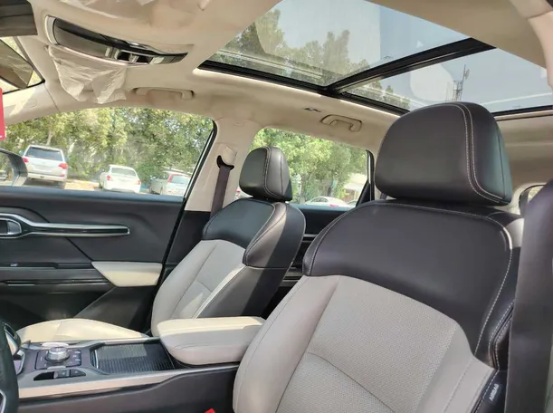 Car image 16