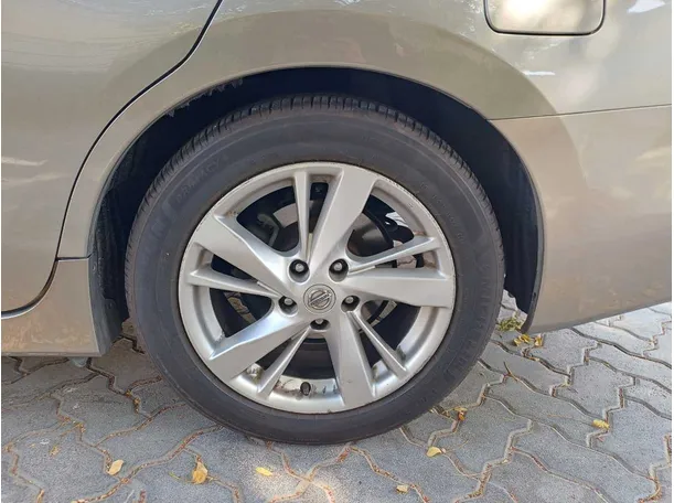 Car image 9