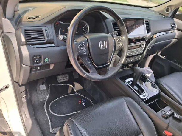 Car image 11