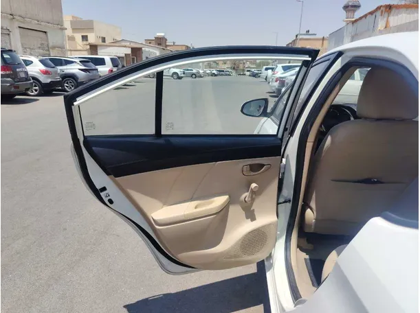 Car image 15