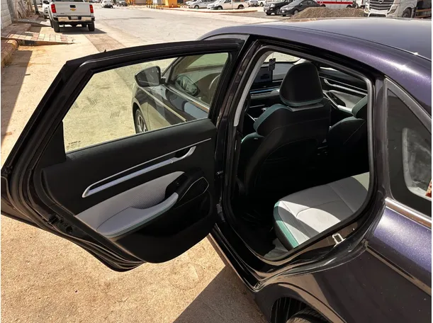 Car image 13