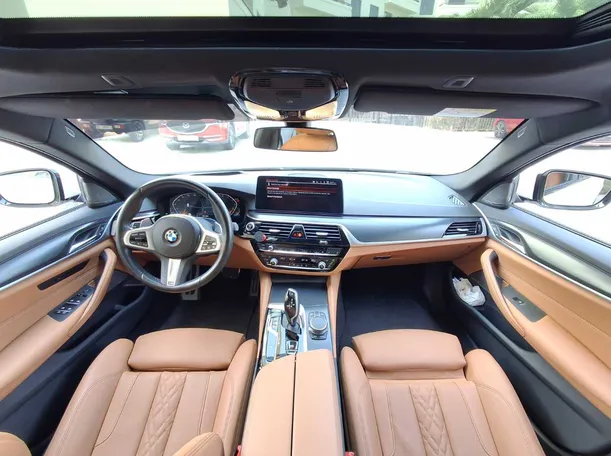 Car image 14