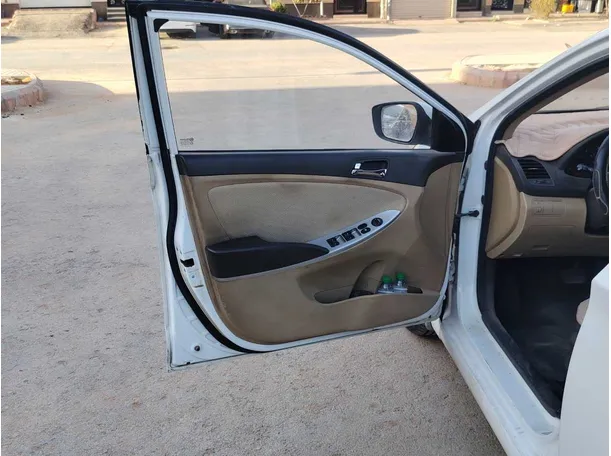 Car image 12