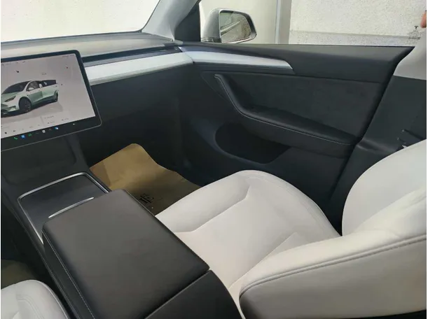Car image 30