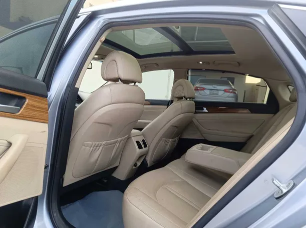 Car image 19