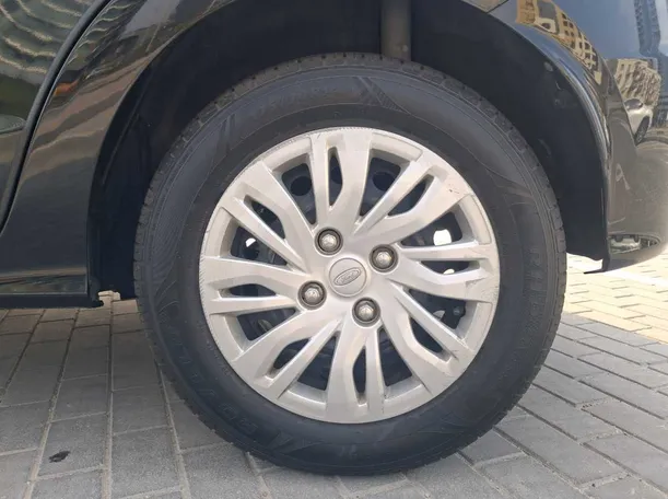 Car image 9