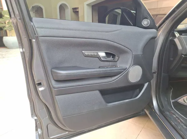 Car image 10