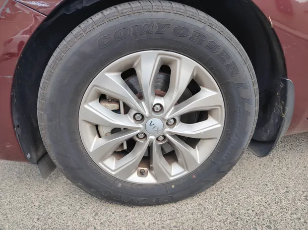 Car image 9