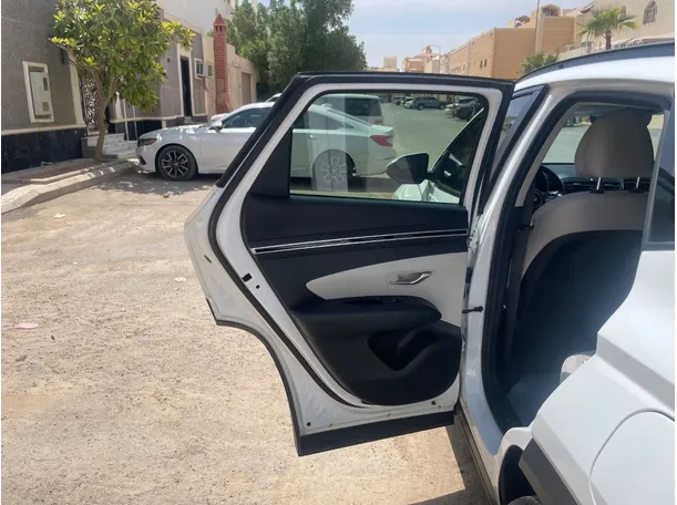 Car image 14