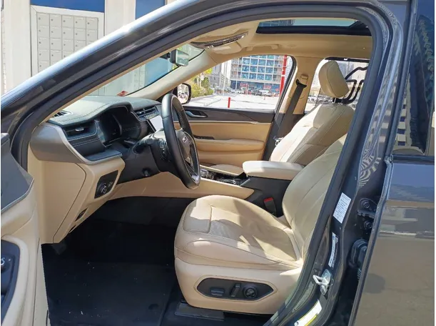 Car image 12