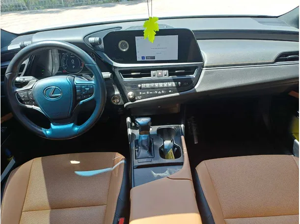 Car image 16