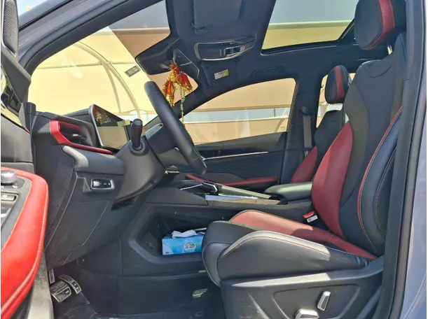 Car image 12