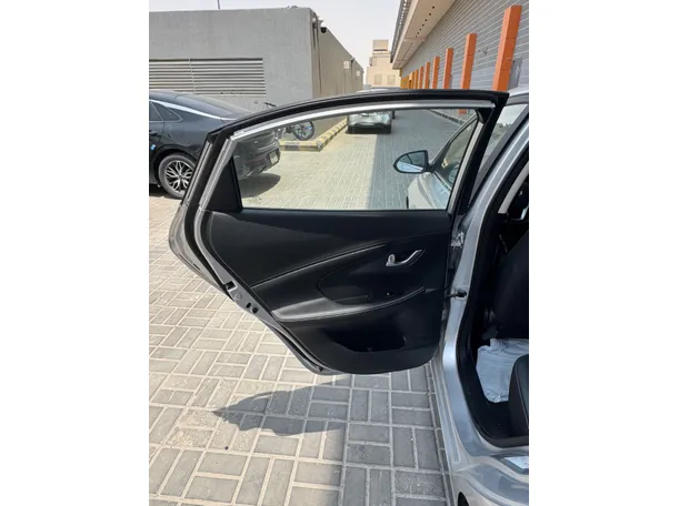 Car image 12
