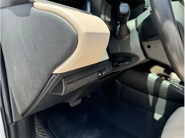 Car image 26