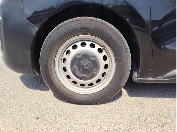 Car image 10