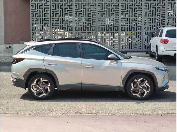 Car image 4