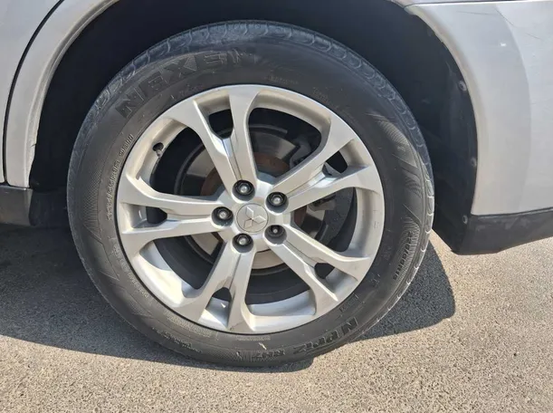 Car image 9