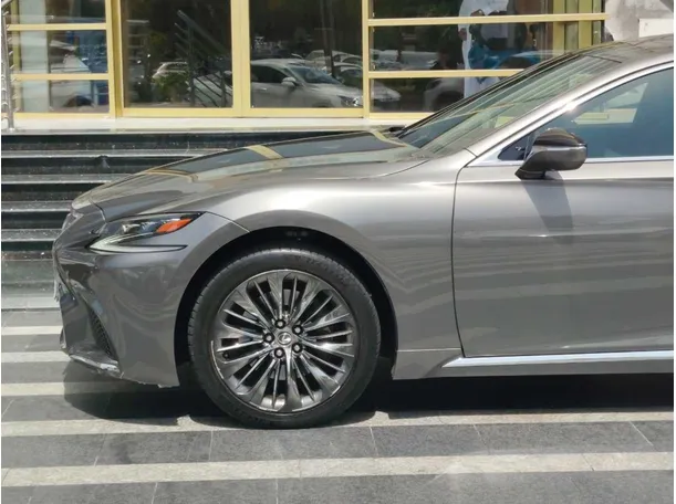 Car image 9