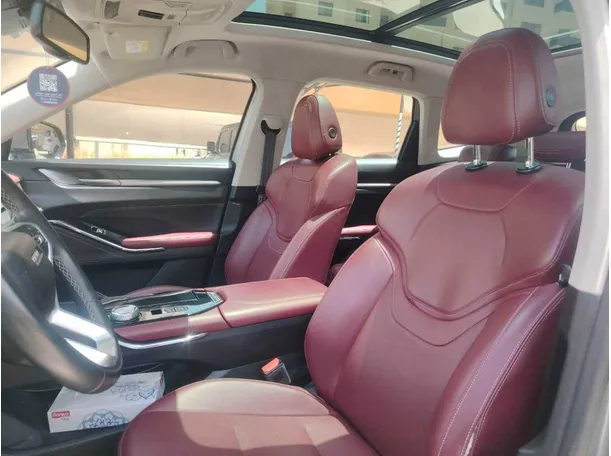 Car image 12