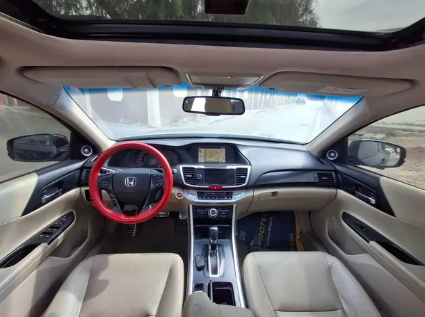 Car image 14