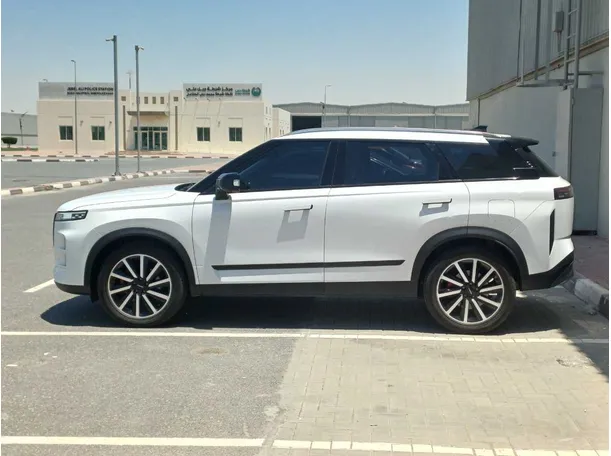 Car image 4