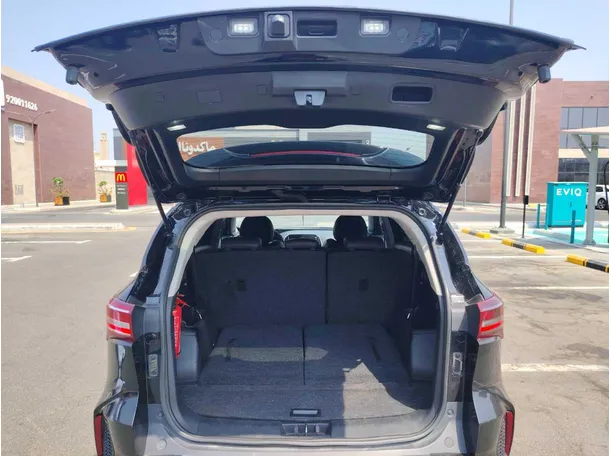 Car image 23